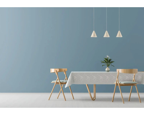 Modern eingerichtetes Esszimmer mit blau gestrichener Wand, Holztisch mit Tischdecke, zwei Stühlen und drei konischen Hängeleuchten.