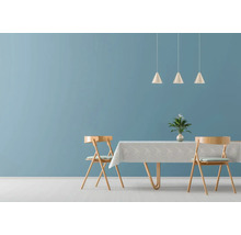 Modernes Esszimmer mit blau gestrichener Wand, Holzstühlen, gedecktem Tisch und drei kegelförmigen Pendelleuchten.