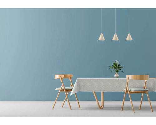 Modernes Esszimmer mit blau gestrichener Wand, Holzstühlen, gedecktem Tisch und drei kegelförmigen Pendelleuchten.