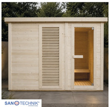 Gartensauna aus Holz mit Pultdach, Ganzglastür und Sichtschutzelement aus Holzlamellen.