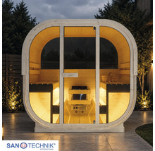 Sanotechnik Logo. Moderne ovale Außensauna mit Glasfront, Holzbänken und Saunaofen im Garten bei Nacht.