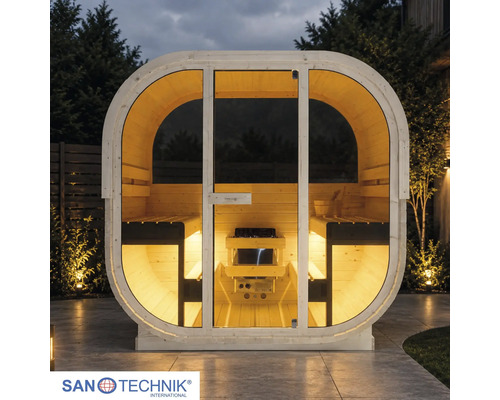 Sanotechnik Logo. Moderne ovale Außensauna mit Glasfront, Holzbänken und Saunaofen im Garten bei Nacht.