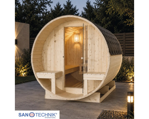 Sanotechnik Fasssauna aus Holz mit Glastür und Außenbänken in einem modern beleuchteten Garten. Sanotechnik International Logo.
