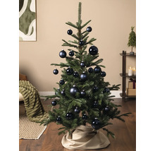 Weihnachtsbaum dekoriert mit matten und glänzenden schwarzen Christbaumkugeln in einem modern eingerichteten Wohnzimmer.