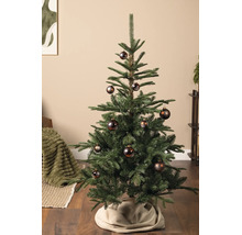 Künstlicher Weihnachtsbaum dekoriert mit braunen Weihnachtskugeln mit Sternenmotiv in einem Wohnzimmer.