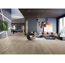 Modernes, geräumiges Wohnzimmer mit hellem Parkettboden aus Eiche, grauem Sofa, Kamin und offenem Küchenbereich.