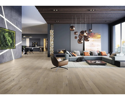 Modernes, geräumiges Wohnzimmer mit hellem Parkettboden aus Eiche, grauem Sofa, Kamin und offenem Küchenbereich.