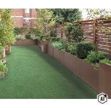 Moderne Dachterrasse mit Kunstrasen, hohen Metallpflanzkübeln und einem horizontalen Holzsichtschutzzaun, bepflanzt mit Sträuchern und Bäumen. (Image AI modified or generated)