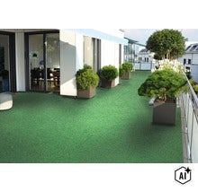 Moderne Dachterrasse mit ausgelegtem Kunstrasen und grünen Pflanzen in Pflanzkübeln vor einer Wohnhausfassade. (Image AI modified or generated)