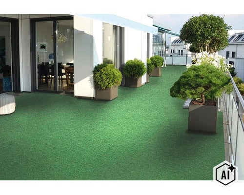 Moderne Dachterrasse mit ausgelegtem Kunstrasen und grünen Pflanzen in Pflanzkübeln vor einer Wohnhausfassade. (Image AI modified or generated)