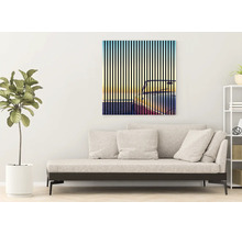 Modernes, helles Wohnzimmer mit minimalistischem Sofa, einer großen Zimmerpflanze und einem quadratischen Wandbild mit Auto-Motiv hinter Streifen.