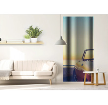 Moderner Wohnraum mit vertikaler Fototapete, die ein Auto bei Sonnenuntergang mit schwarzem Streifendesign zeigt, neben einem beigen Sofa.