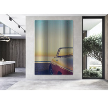 Großes abstraktes Wandbild mit vertikalen Streifen und Automotiv in einem modernen, hellen Wohnraum mit Kücheninsel und Fenster.