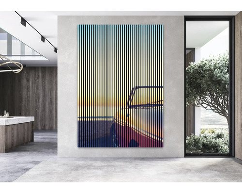 Großes abstraktes Wandbild mit vertikalen Streifen und Automotiv in einem modernen, hellen Wohnraum mit Kücheninsel und Fenster.