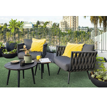 Modernes Gartenmöbel-Set auf einer Dachterrasse mit zwei grauen Loungesesseln, gelben Kissen, Beistelltischen und verschiedenen Pflanzkübeln.