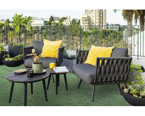 Modernes Gartenmöbel-Set auf einer Dachterrasse mit zwei grauen Loungesesseln, gelben Kissen, Beistelltischen und verschiedenen Pflanzkübeln.