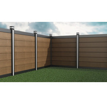 Moderner WPC-Gartenzaun in Holzoptik mit anthrazitfarbenen Rahmen und Pfosten mit integrierter LED-Beleuchtung auf grünem Rasen.