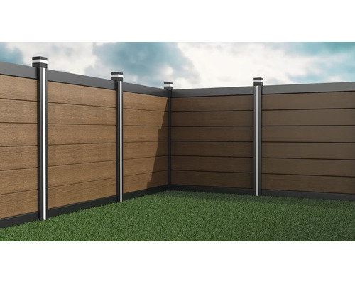 Moderner WPC-Gartenzaun in Holzoptik mit anthrazitfarbenen Rahmen und Pfosten mit integrierter LED-Beleuchtung auf grünem Rasen.