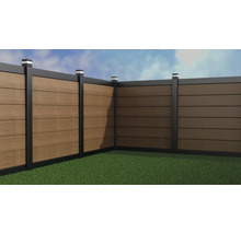 Sichtschutzzaun aus Holz-Kunststoff-Verbundwerkstoff mit horizontalen Paneelen, schwarzen Metallpfosten und Pfostenleuchten auf einer Rasenfläche.
