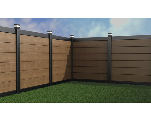 Sichtschutzzaun aus Holz-Kunststoff-Verbundwerkstoff mit horizontalen Paneelen, schwarzen Metallpfosten und Pfostenleuchten auf einer Rasenfläche.