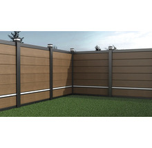 Moderner Sichtschutzzaun aus Holz-Verbundwerkstoff mit Metallpfosten, beleuchteten Pfostenkappen und Lichtleiste im Garten.