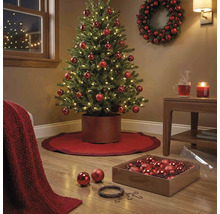 Festlich geschmückter künstlicher Weihnachtsbaum mit roten Kugeln und LED-Beleuchtung in einem wohnlichen Raum mit Kranz und Baumständer.