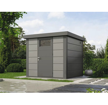 Modernes graues Metall-Gartenhaus mit Flachdach und Einzeltür mit Fenster in einem Garten mit Rasen, Hecken und einem Wasserbecken im Vordergrund.