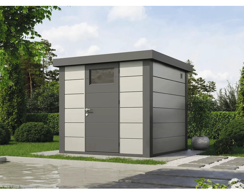 Modernes Metall-Gartenhaus mit Flachdach und Tür mit Fenster in einer gestalteten Gartenanlage.