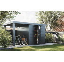 Modernes Metall-Gerätehaus in Dunkelgrau mit integriertem Unterstand für Fahrräder, Flachdach und Gartenzubehör in einem Garten.