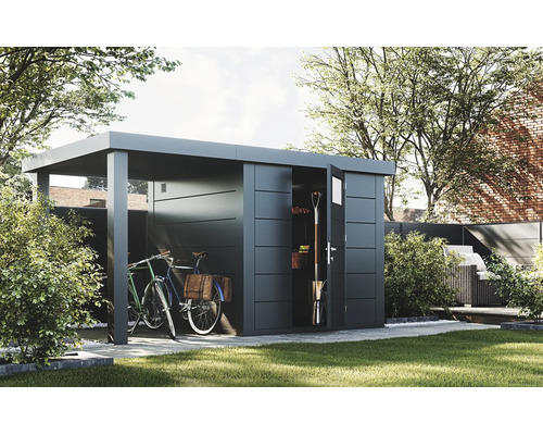 Modernes Metall-Gerätehaus in Dunkelgrau mit integriertem Unterstand für Fahrräder, Flachdach und Gartenzubehör in einem Garten.