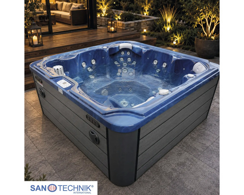 Quadratischer Außenwhirlpool auf einer beleuchteten Terrasse bei Nacht mit Massagejets, Kopfstützen und grauer Verkleidung.