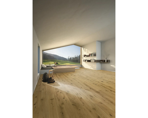 Heller, moderner Raum mit breiten Dielen in Eichenoptik, einem Panoramafenster mit Bergblick und minimalistischen Wandregalen.