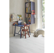 Helles, organisiertes Kinderzimmer mit blauem Holzschreibtisch, rotem Stuhl und Bücherregalen auf hellem Laminatboden in Holzoptik.