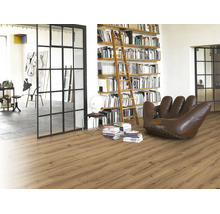 Laminatboden in Holzoptik in hellem Raum mit Bücherregal, Holzleiter und einem Sessel in Form eines Baseballhandschuhs.