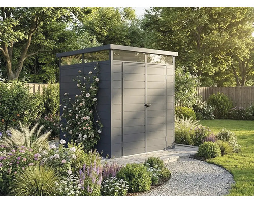 Modernes, dunkelgraues Gartenhaus mit Flachdach und umlaufendem Oberlicht in einem begrünten Garten mit Blumen und Kiesweg.