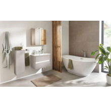 Modernes Badezimmer mit freistehender Badewanne, Waschtisch, Spiegelschrank und Holzlamellen. Heller, organisierter Raum mit großen Wandfliesen.