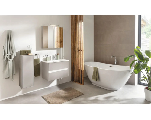 Modernes Badezimmer mit freistehender Badewanne, Waschtisch, Spiegelschrank und Holzlamellen. Heller, organisierter Raum mit großen Wandfliesen.