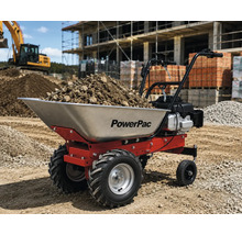 Motorisierte Scheibtruhe PowerPac mit Erde beladen auf einer Baustelle mit Bagger im Hintergrund.