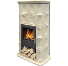 Kaminofen mit heller Keramikverkleidung und integriertem Holzfach sowie brennendem Feuer im Sichtfenster.