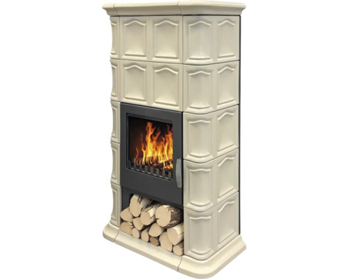Kaminofen mit heller Keramikverkleidung und integriertem Holzfach sowie brennendem Feuer im Sichtfenster.
