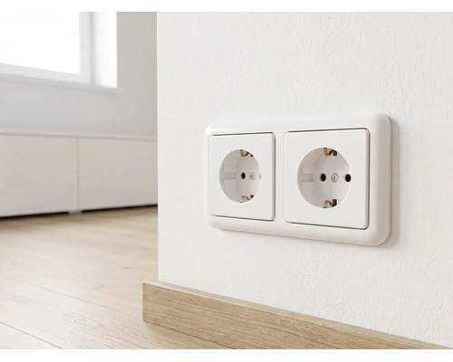 Zweifache Schutzkontakt-Steckdose horizontal montiert an einer Wand über einer Fußbodenleiste aus Holz in einem hellen, modernen Wohnraum.