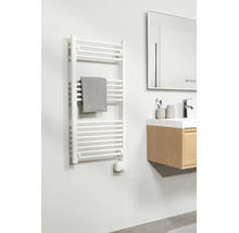 Modernes Badezimmer mit weißem elektrischen Handtuchheizkörper, grauem Handtuch, Holzwaschtisch mit Waschbecken und einem großen Spiegel.