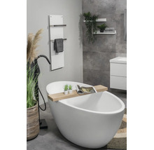 Modernes, helles Badezimmer mit freistehender weißer Badewanne, schwarzer Standarmatur, hölzerner Badewannenablage und weißem Handtuchheizkörper.