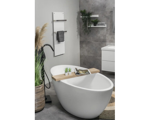 Modernes, helles Badezimmer mit freistehender weißer Badewanne, schwarzer Standarmatur, hölzerner Badewannenablage und weißem Handtuchheizkörper.