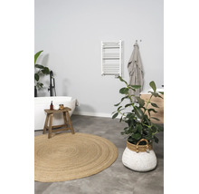 Modernes helles Badezimmer mit freistehender Badewanne, schwarzer Standarmatur, weißem Handtuchheizkörper, Holzhocker und rundem Juteteppich.