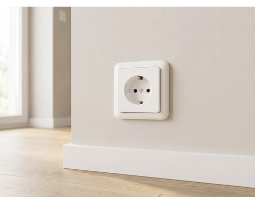 Schutzkontakt-Steckdose montiert an einer Wand über einer Sockelleiste und einem Holzfußboden.
