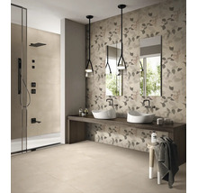 Modernes Badezimmer mit Doppelwaschtisch, Aufsatzbecken, schwarzen Armaturen und Dusche. Wandfliesen mit floralem Muster und helle Bodenfliesen.
