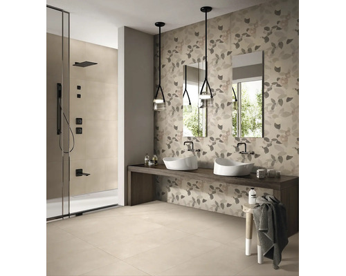 Modernes Badezimmer mit Doppelwaschtisch, Aufsatzbecken, schwarzen Armaturen und Dusche. Wandfliesen mit floralem Muster und helle Bodenfliesen.