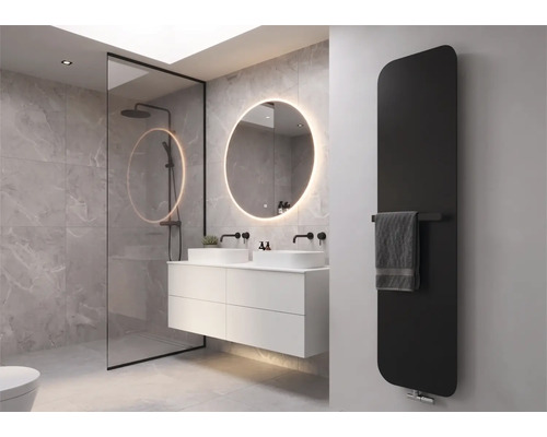 Modernes Badezimmer mit marmorierten Wandfliesen, weißem Doppelwaschtisch, rundem beleuchtetem Spiegel, Dusche und schwarzem Heizkörper.