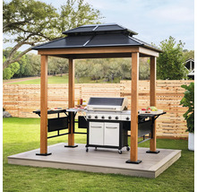 Grillpavillon aus Holz mit zweistufigem Metalldach, integrierten Ablagetischen und großem Gasgrill auf einer Garten-Terrasse.